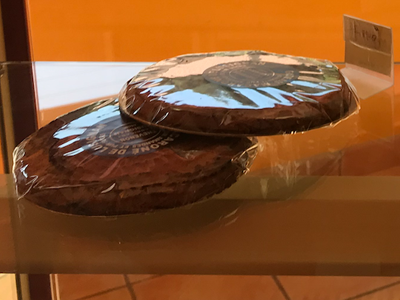 Deux macaronés de Lusignan, dans la vitrine de la boulangerie Aux Douceurs Mélusines